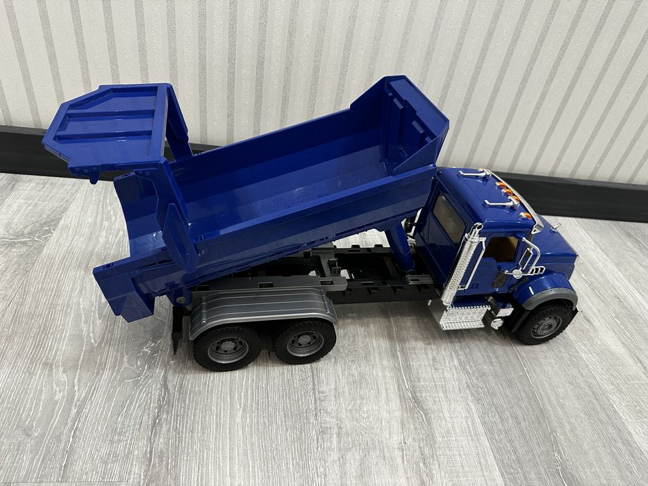 Самосвал Bruder Mack