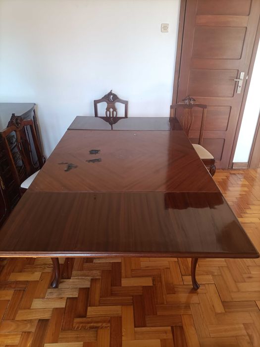 Mesa de jantar com 4 cadeiras.