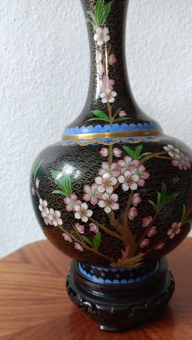 Duży wazon Cloisonné 31 cm na drewnianej podstawce.
