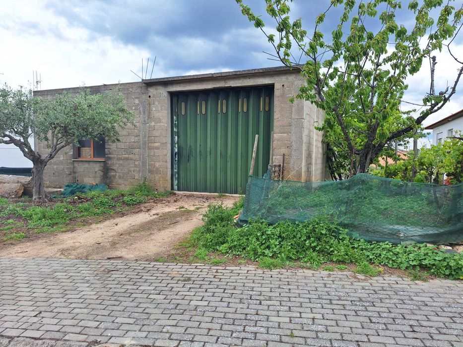 Vende-se Lote para Habitação com garagem feita