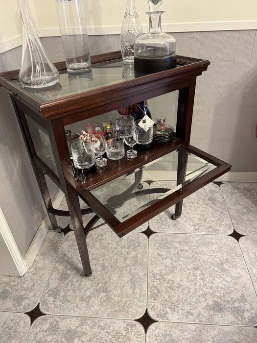 Bar antigo em madeira e vidro