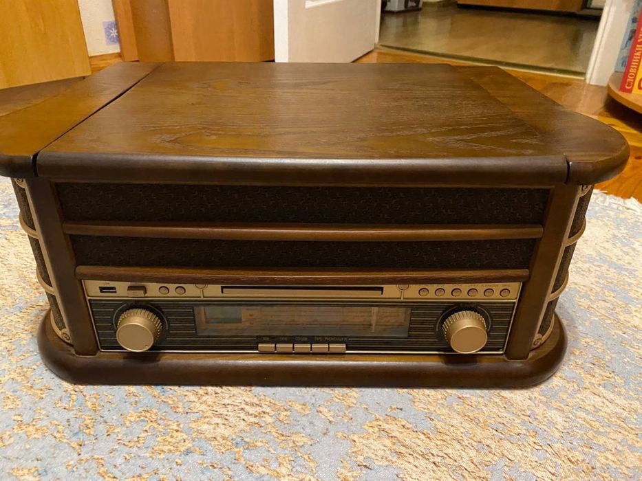 Вініловий програвач / стереосистема в ретро стилі