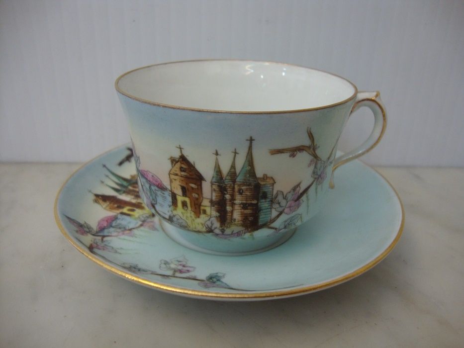 Chávena antiga em porcelana europeia