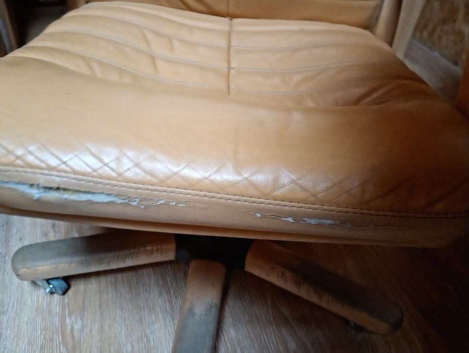 Офісне крісло, зі шкіри та дерева.