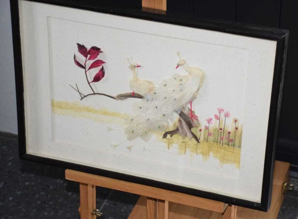 Quadro artesanal muito antigo, feito com penas verdadeiras de aves e algumas plantas secas – aves em alto relevo
