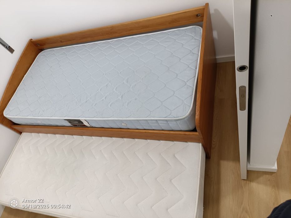 Cama dupla, que está incluido 2 colchões