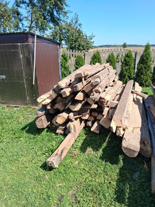 Grube drewno na opał z konstrukcji stodoły