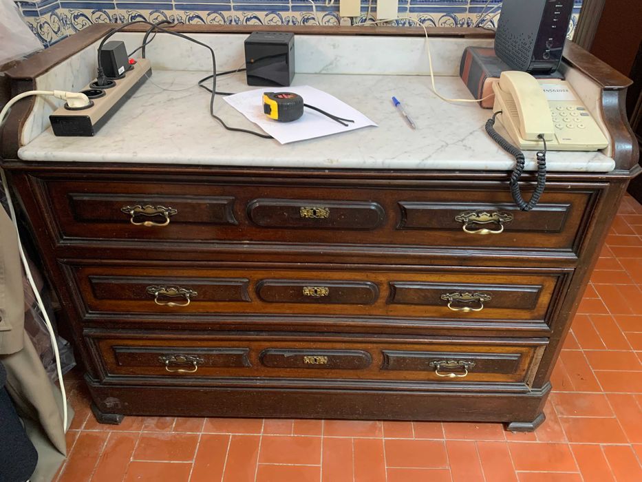 CÓMODA CLÁSSICA COM 3 GAVETÕES E TAMPO EM MÁRMORE