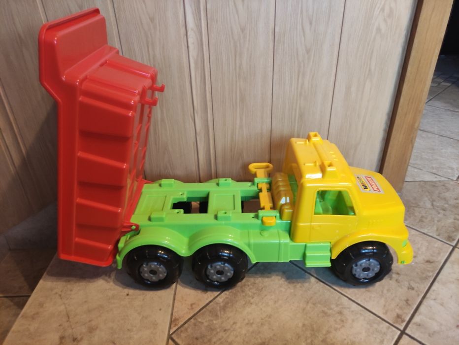 Samochód wywrotka gigant