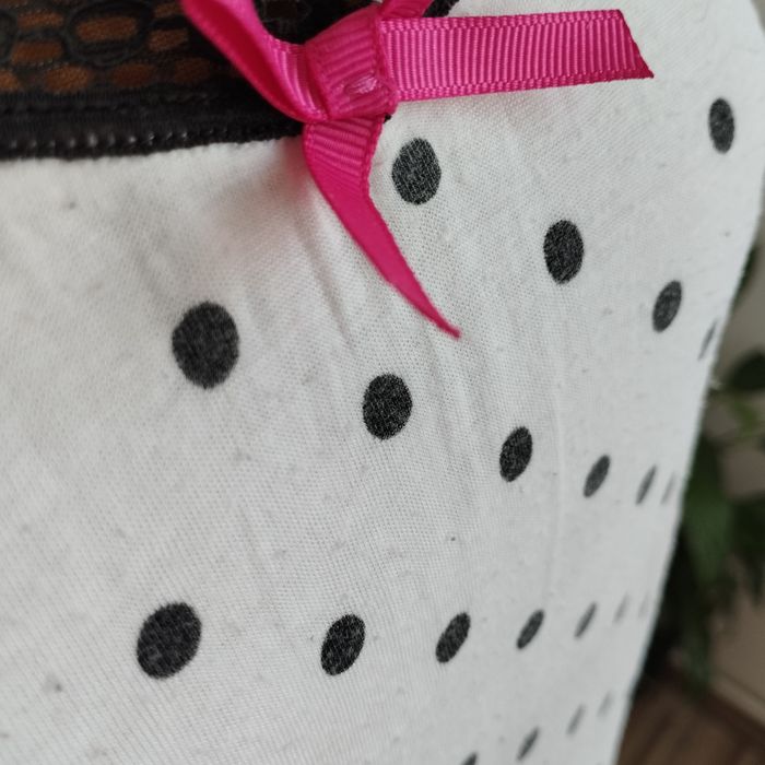 Koszulka damska biała w czarne kropki z koronką i różową kokardką