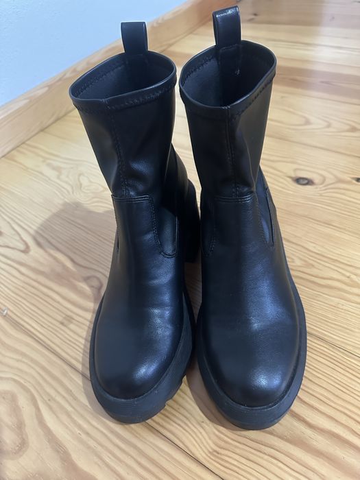 Botas Stradivarius.