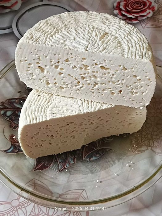Козій сир, козяче вершкове масло.