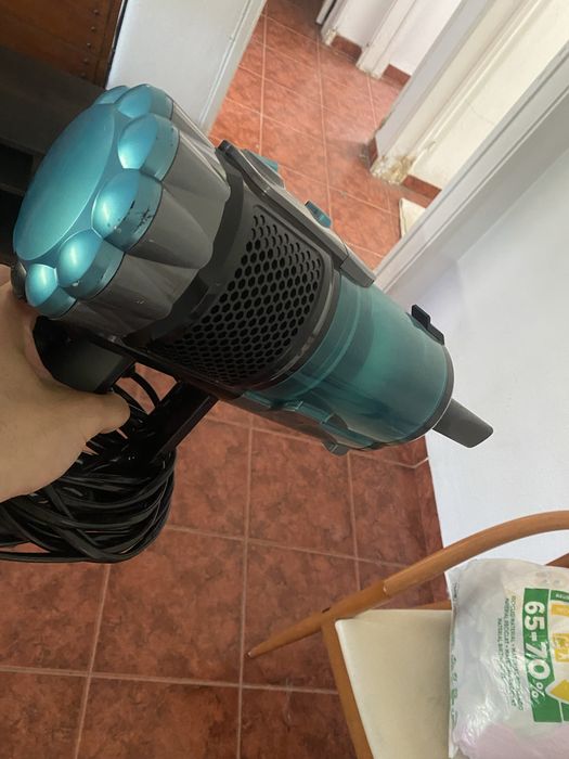 Cecotec Aspirador vassoura com cabo com depósito de 500 ml Conga 700 PowerHead
