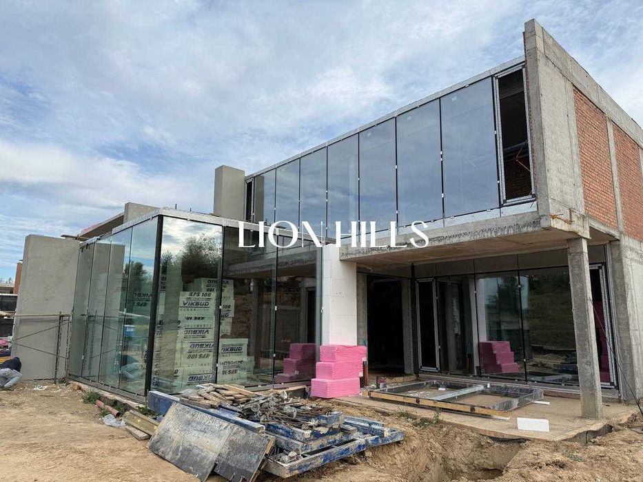 Видова вілла у Лісниках. 250м2. Тераса 50 м2. Гараж 2+2