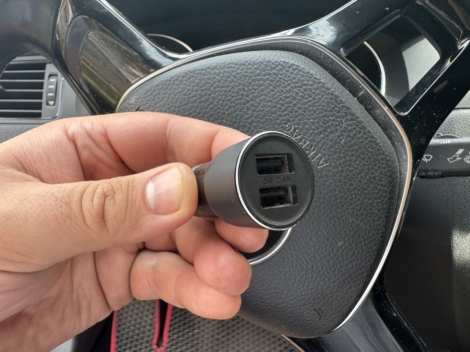 Продам автомобильное зарядное устройство и держатель для телефона