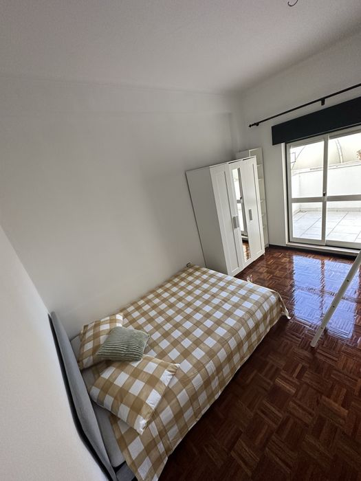 Quarto mobiliado c varanda para arrendar em Entrocamento