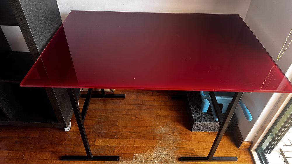 Secretária em vidro temperado vermelho + pés em ferro (desmontável)