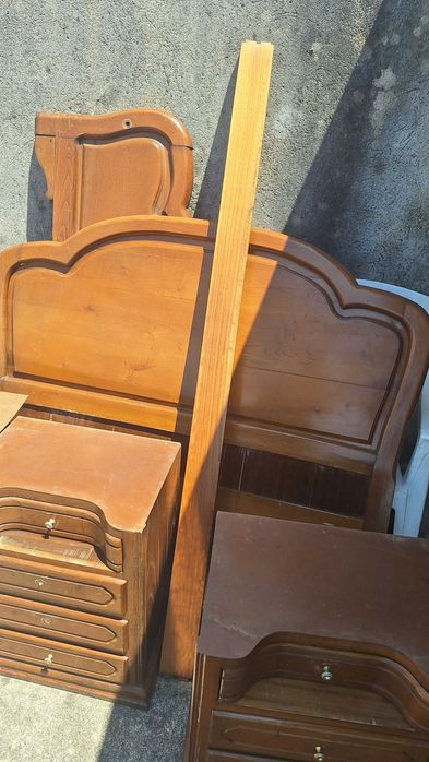 Conjunto de quarto com cama de casal e duas mesas de cabeceira