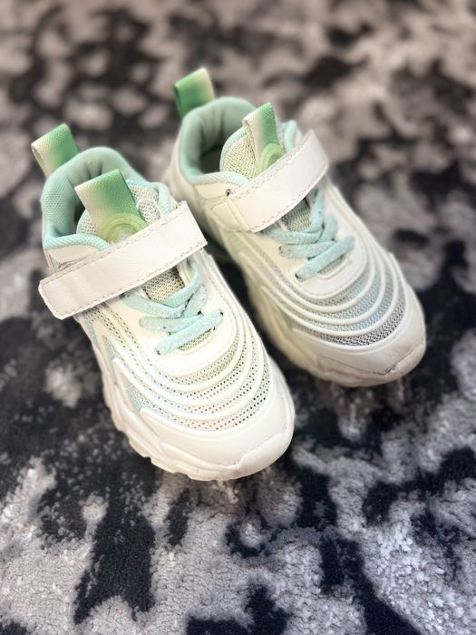 Стильні легкі кросівки на дівчинку, 28 розмір