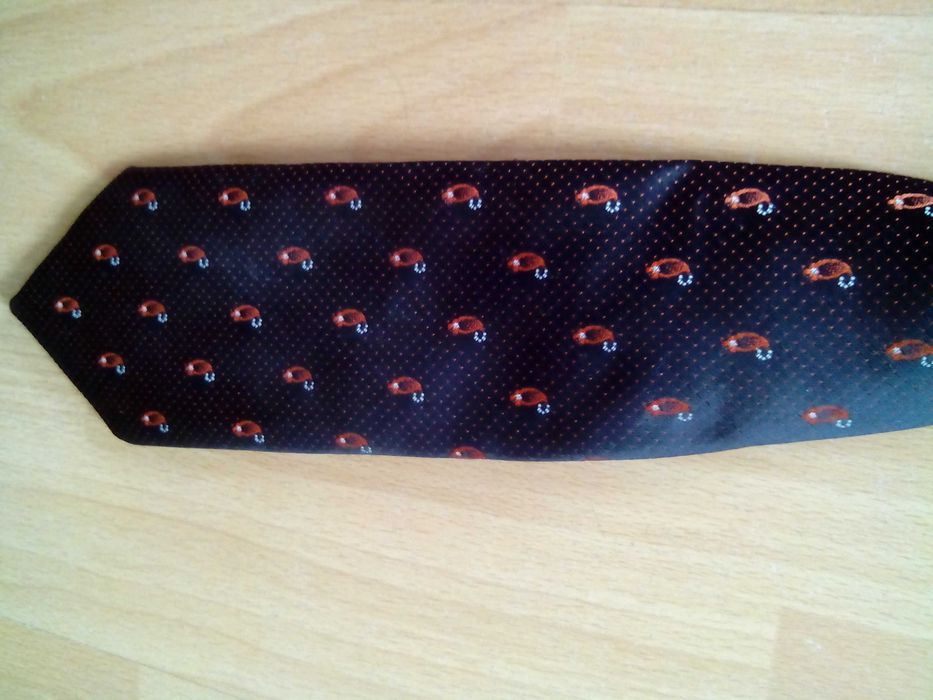 czarny krawat w czerwony wzorek