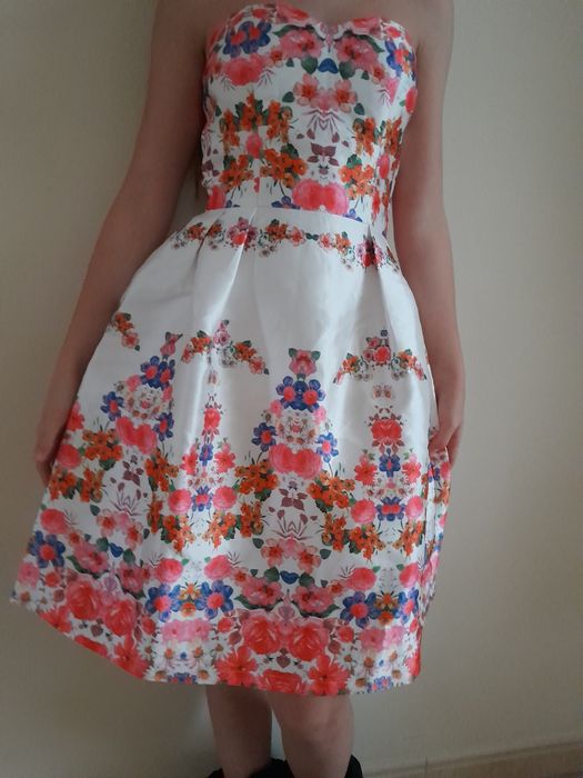 Sukienka w kwiaty r. 34 Chi Chi London