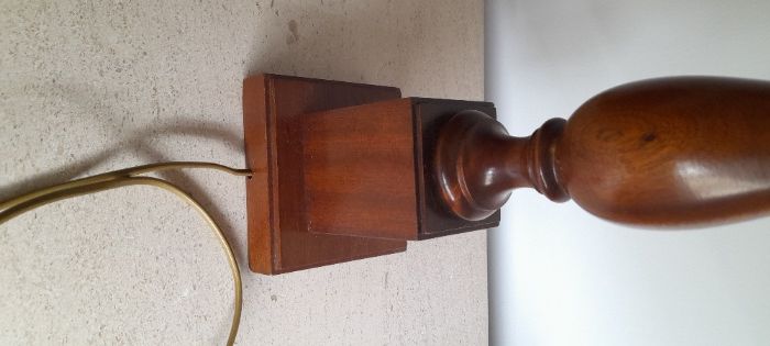 Candeeiro de mesa em madeira nobre
