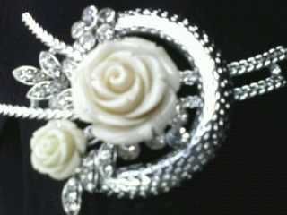 Alfinete peito rosas perola com strass