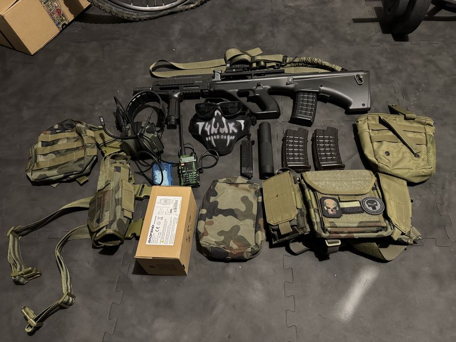 Cały Szpej. Replika AUG od JG. Baofeng, aktywne sluchawki.