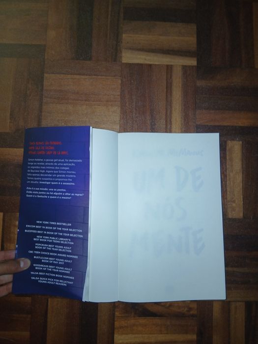Vendo livro Um De Nós Mente
Enr