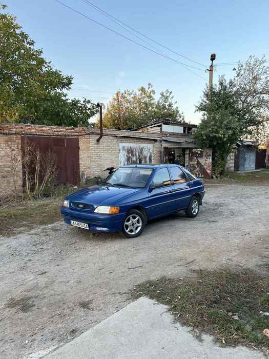 Форд ескорт газ/бензин.