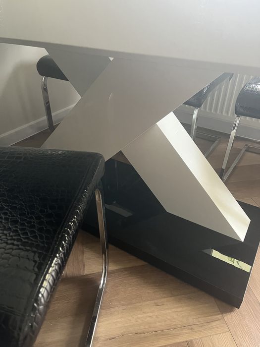 Stół  rozkładany i krzesła