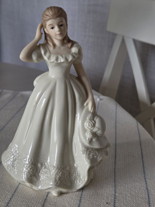 Kolekcjonerska figurka damy  The Regal Collection  16 cm