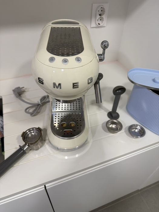 Máquina de Café SMEG Expresso Bege – Café Moído e Cápsulas + Acessórios
