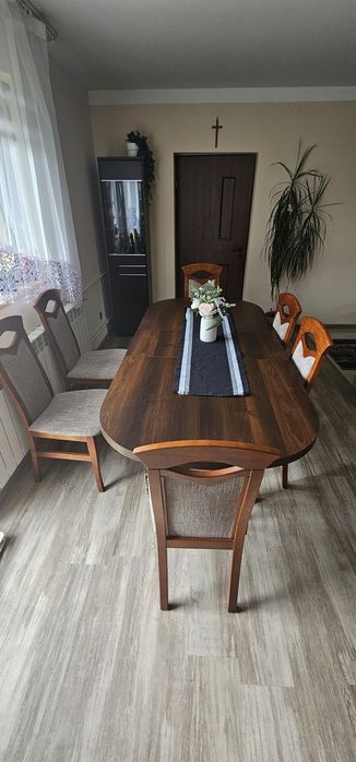 Stół drewniany z krzesłami