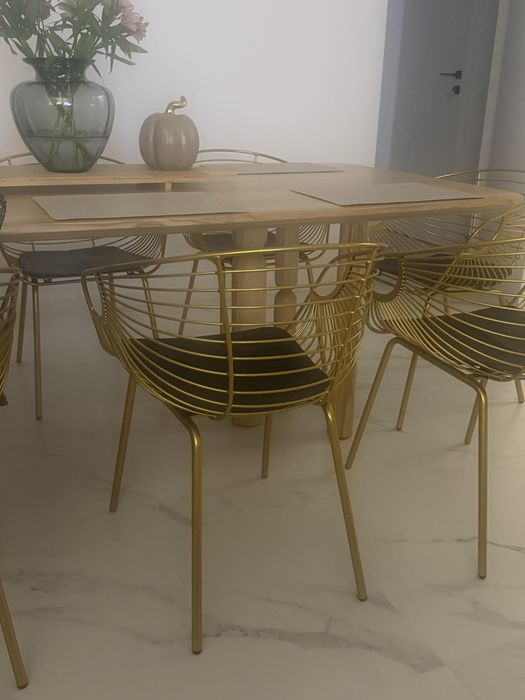Zestaw złotych krzeseł do jadalni