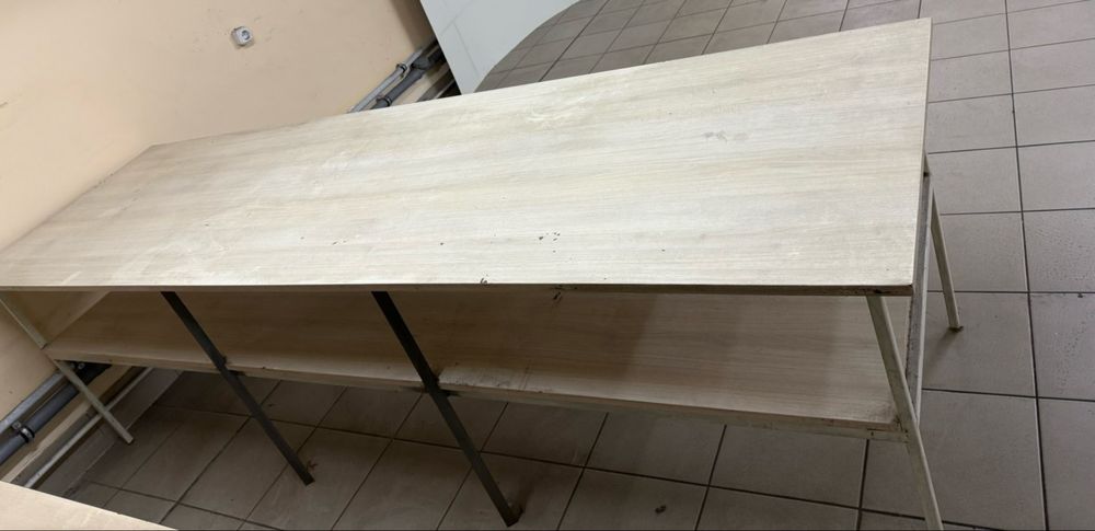 Продам столи компʼютерні письмові (офісні) та інші.  Крісла на колесах