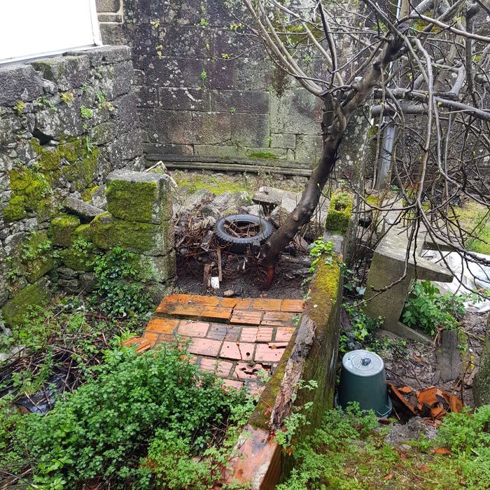 Pequena casa em Viseu/Silgueiros para restaurar