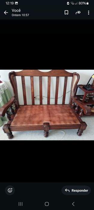 Sofás de cabedal, com estrutura em madeira.