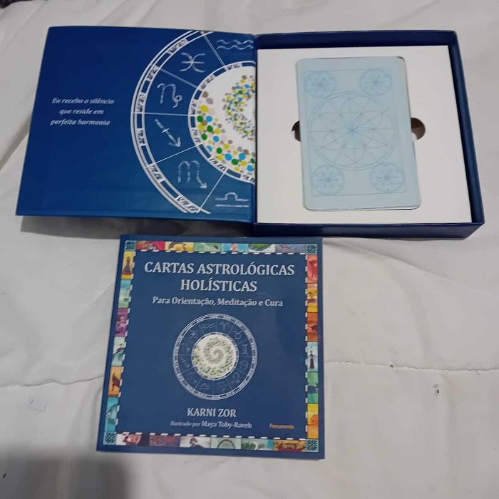 Conjunto de cartas astrológicas holísticas.