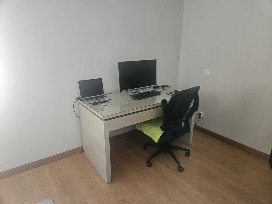 Mobiliário de Escritório — 2 Secretárias + 2 Cadeiras + Móvel de Apoio
