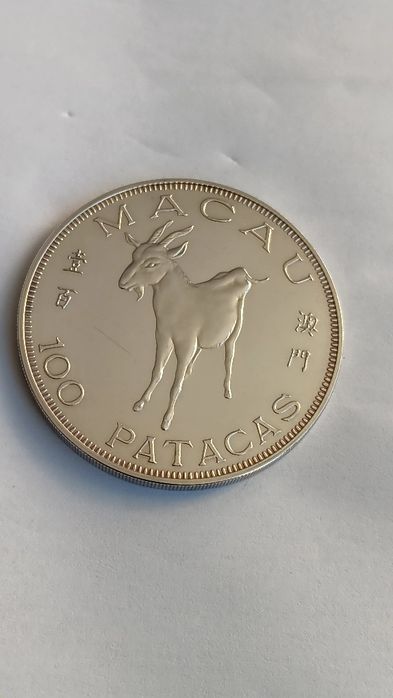 Moedas de 100 patacas. Diversos valores