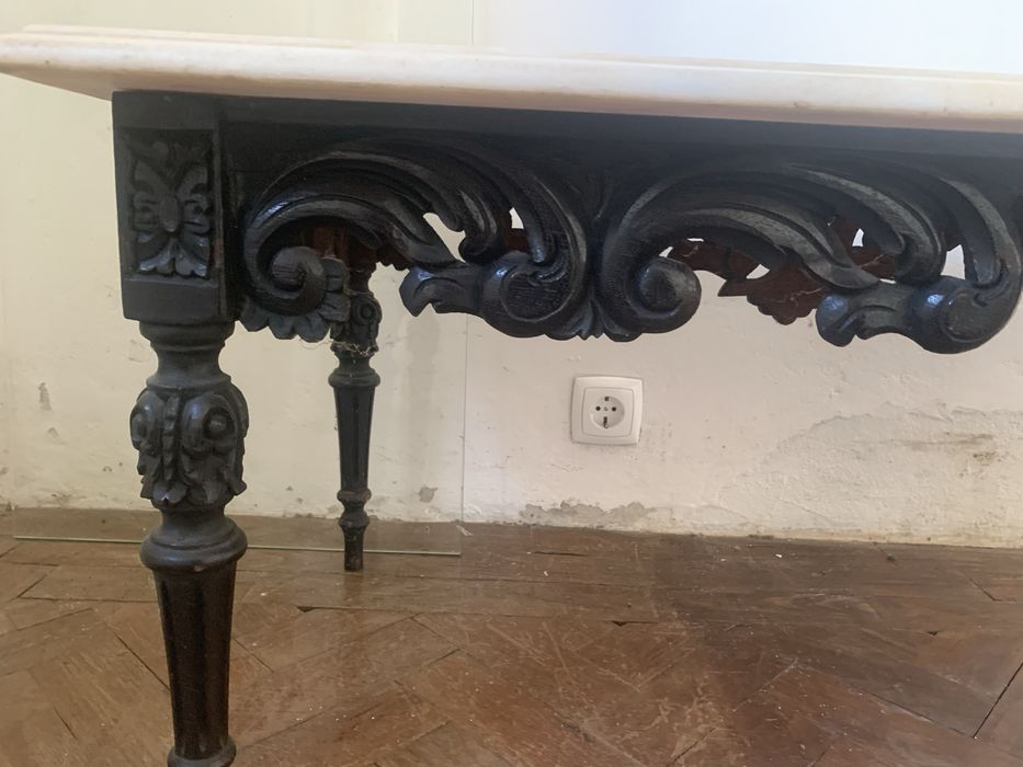 Mesa de centro com tampo em mármore movível