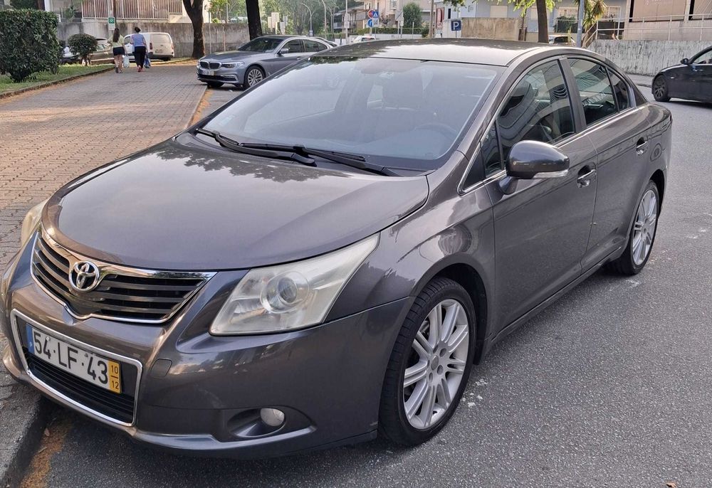 Toyota Avensis T27, ano 2010, motor Diesel económico e fiável.