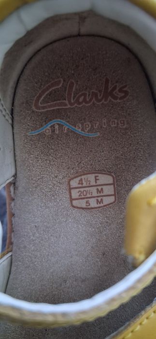 Sandałki dziewczęce marki Clarks.