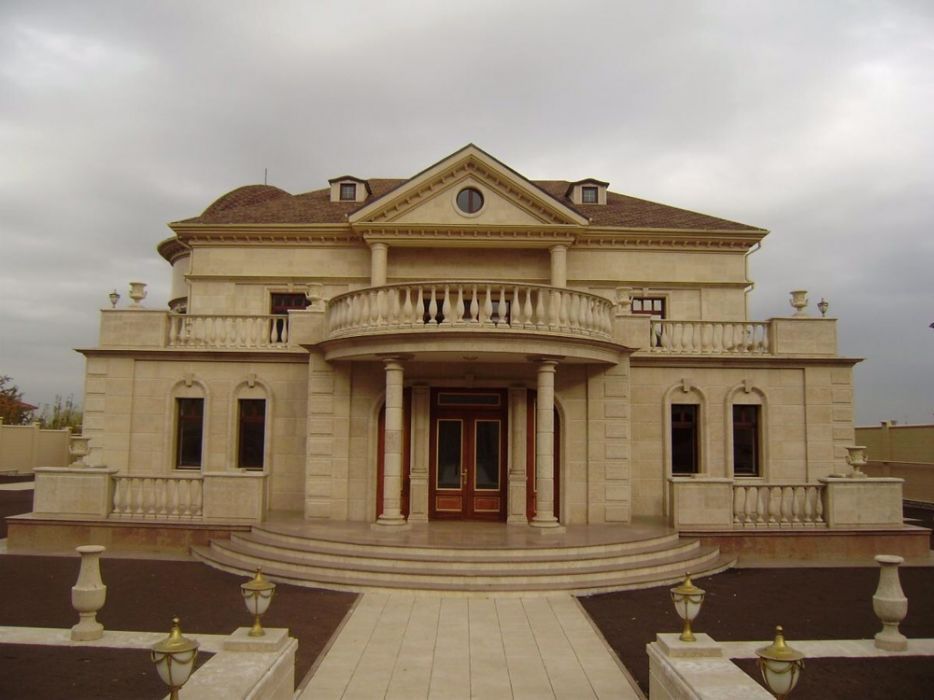 Фасады из натурального камня Травертин, песчаник, известняк  Балясины