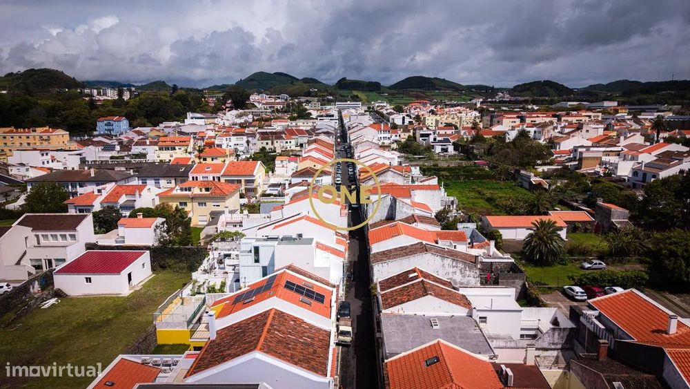 Moradia no centro de Ponta Delgada totalmente renovada