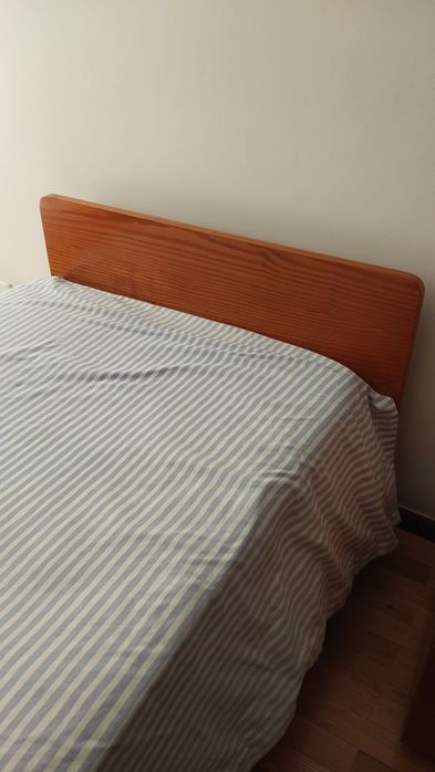 Cama solteiro e mesa de cabeceira