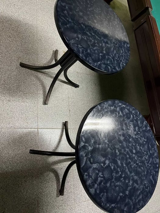 Mesas redondas em bom estado