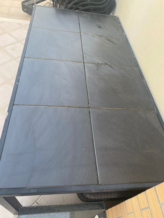 mesa exterior com 8 cadeiras com almofada, marca Cane-Line