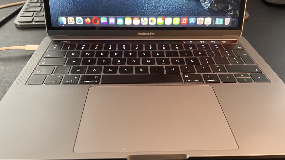 MacBook Pro  125 cykli ładowania[ stan wzorowy ] + myszka magicmouse i przejściówka